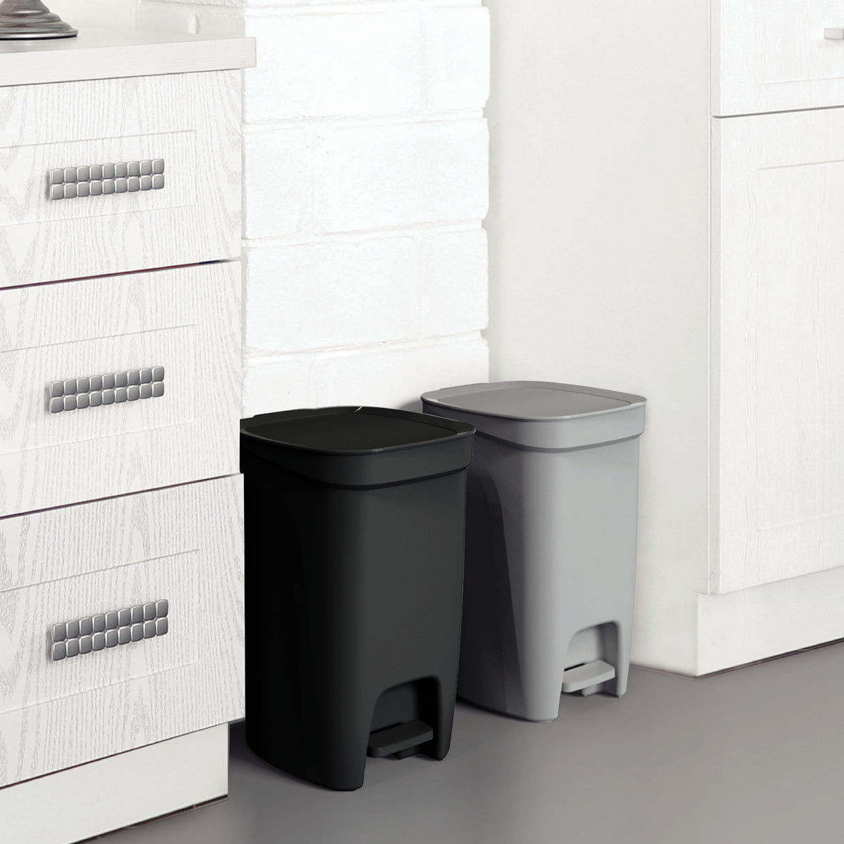 Plastic Trash Bin with Step Pedal
