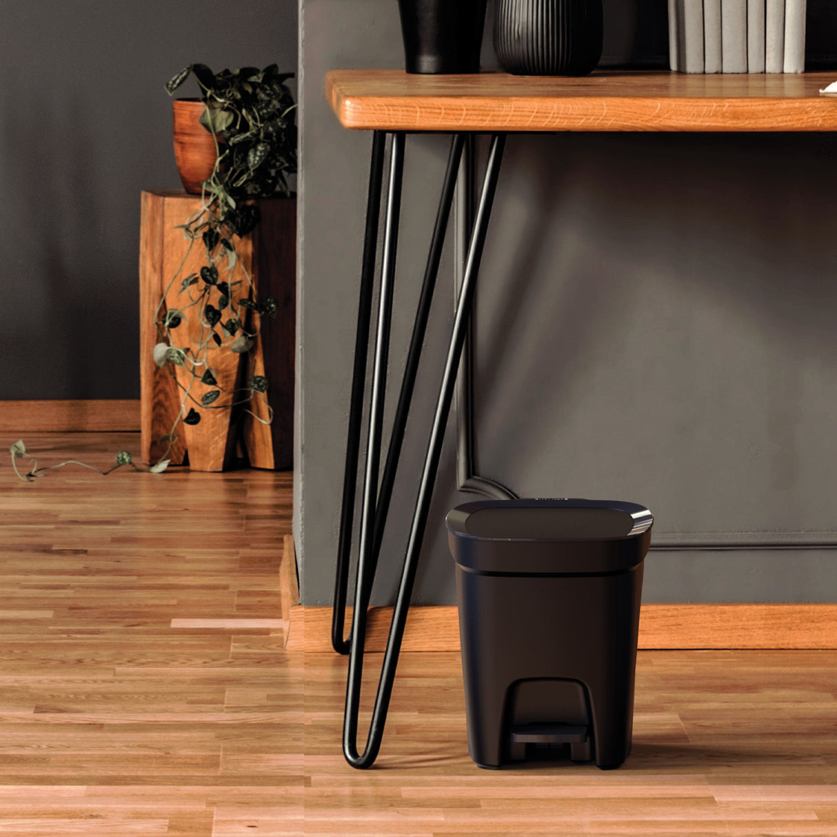 Plastic Trash Bin with Step Pedal