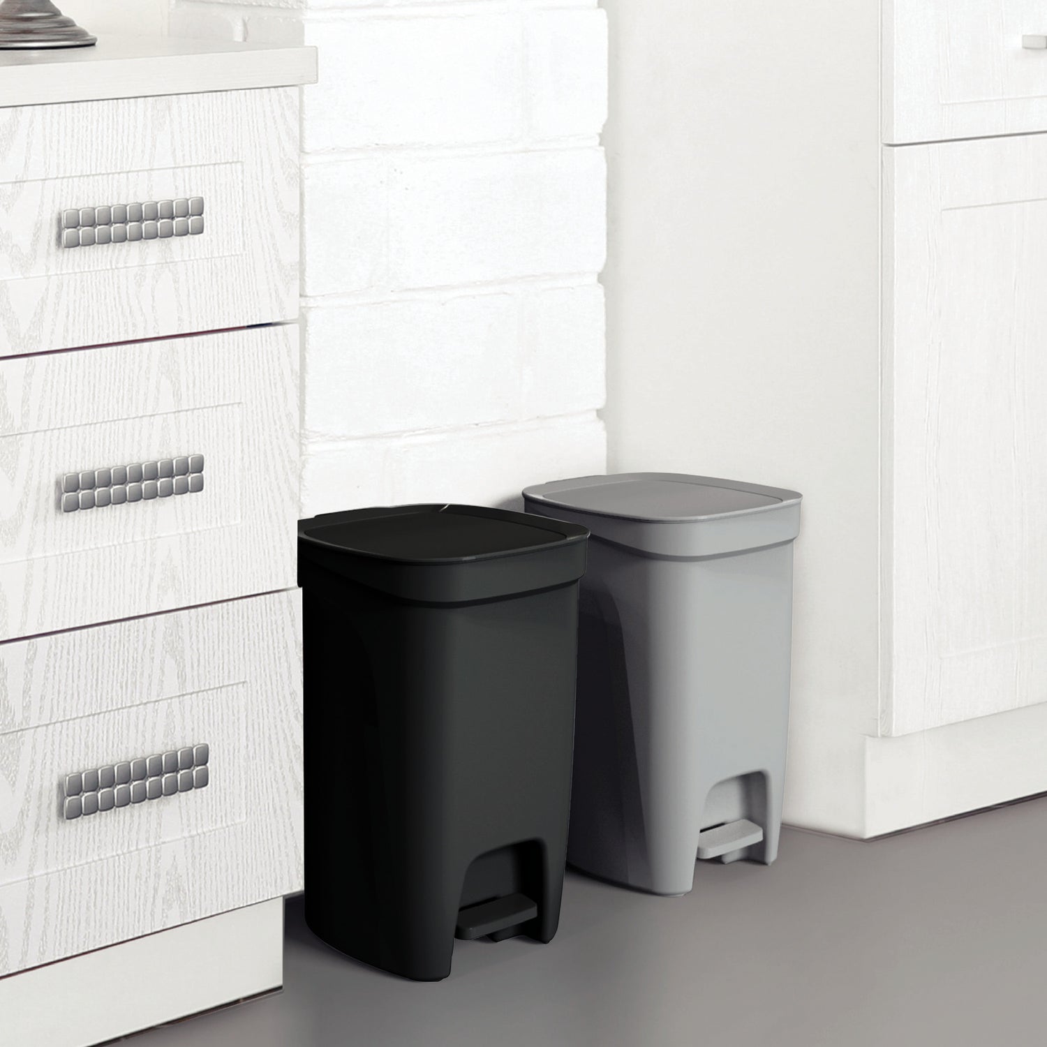 Plastic Trash Bin with Step Pedal