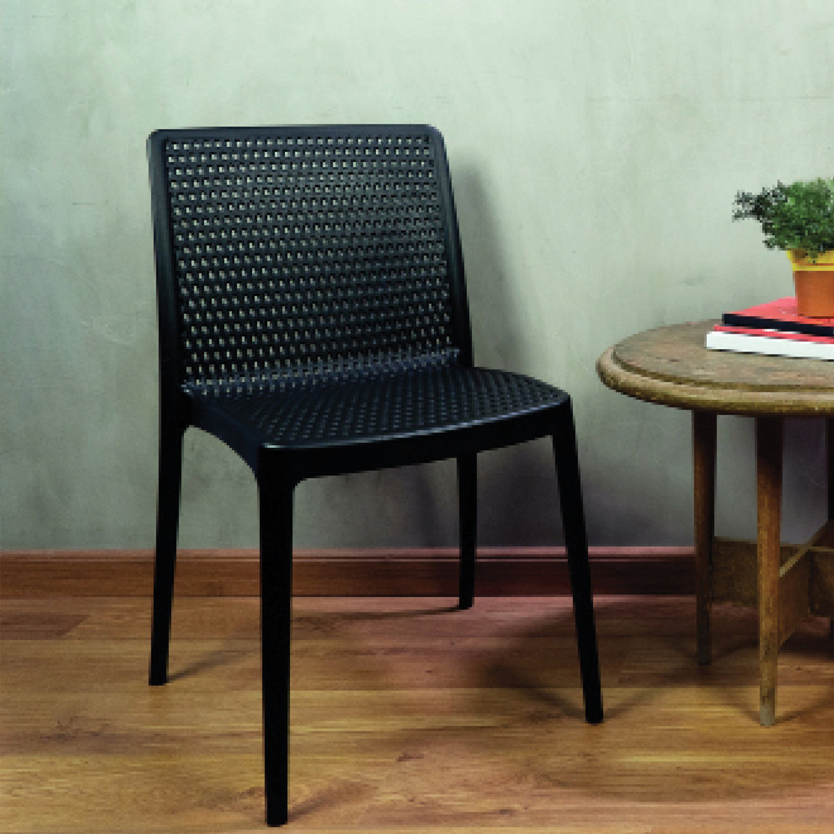 POLY CHAIR BLACK - 21.3" x 20.1" x 32.5"