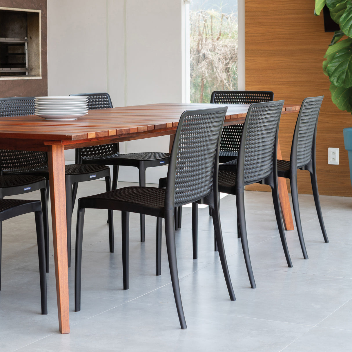 POLY CHAIR BLACK - 21.3" x 20.1" x 32.5"