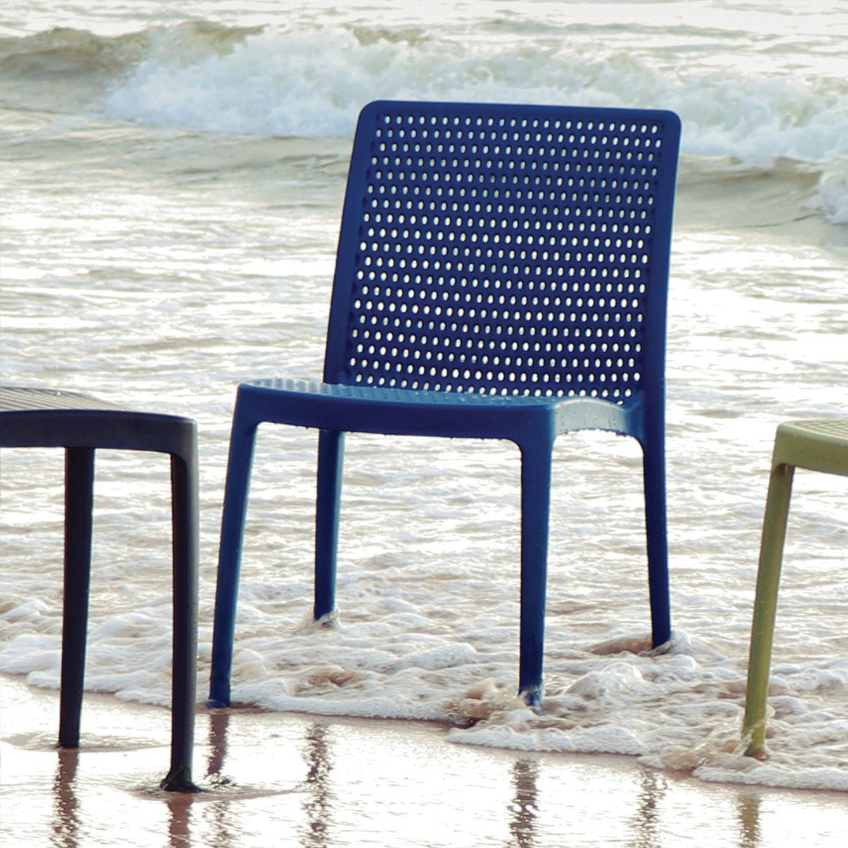 POLY CHAIR BLUE - Ocean +Clean - 21.3" x 20.1" x 32.5"