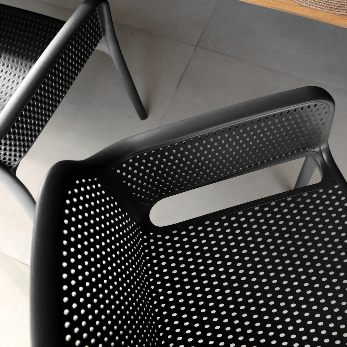 POLY ARMCHAIR BLACK - 21.9" x 24" X 31.5"